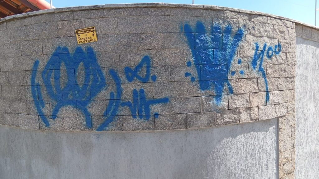 Moradora denuncia muro pichado durante madrugada em Itaipuaçu