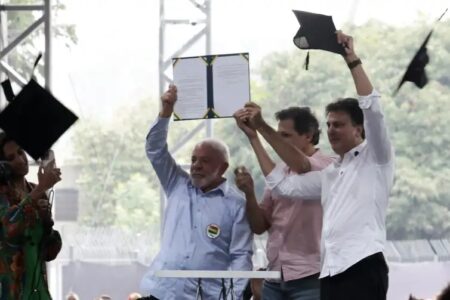 Governo anuncia expansão de cursinhos populares para ampliar acesso à universidade