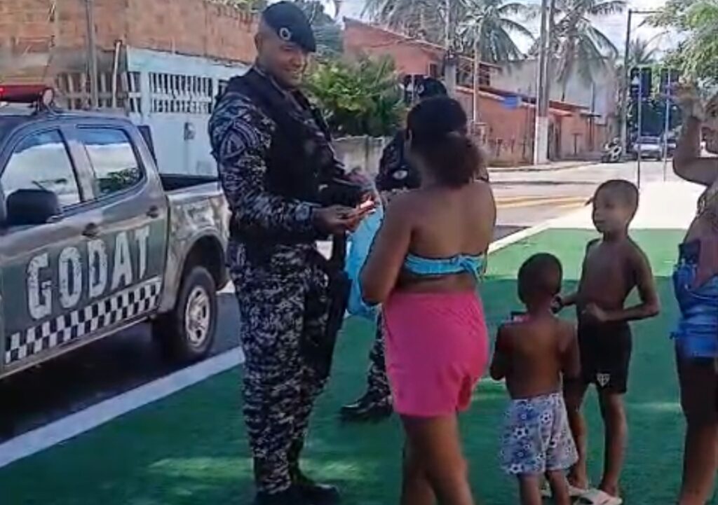 Maricá: Guarda Municipal distribui chocolates e leva alegria para as crianças durante a páscoa na Cidade