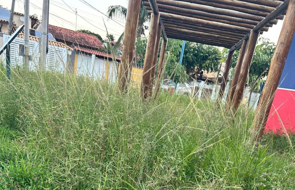 Arena de Itaipuaçu é alvo de críticas por abandono e falta de manutenção em Maricá