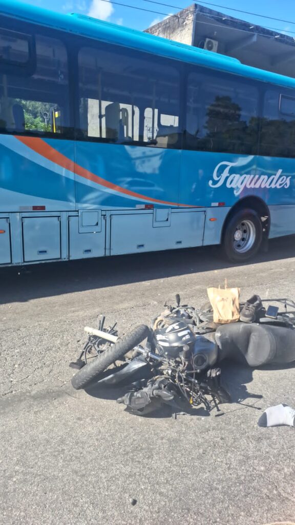 RJ-106: Motociclista morre após colidir em ônibus que seguia de Maricá para SG