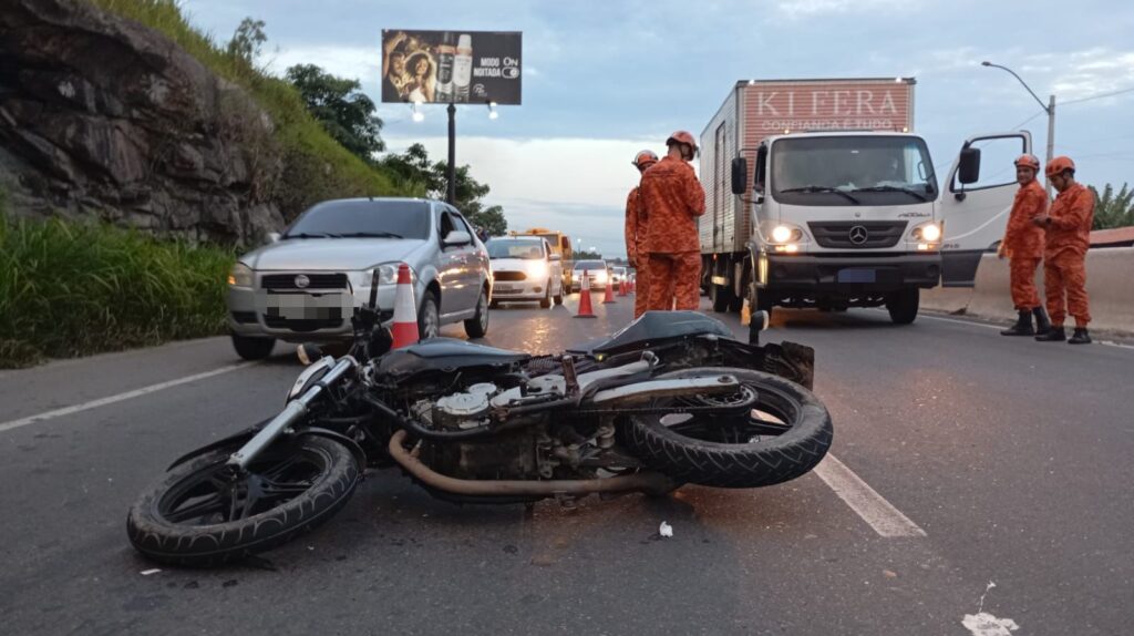 RJ-106: Acidente entre moto e caminhão deixa dois feridos em São José do Imbassaí, em Maricá