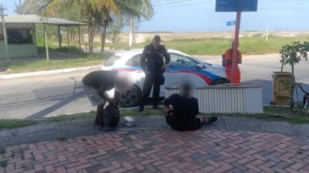 Furto de porta termina com dupla presa em Maricá