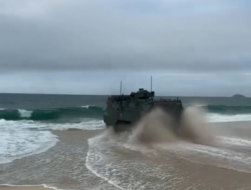 Fuzileiros Navais realizam treinamento com viaturas anfíbias na restinga de Maricá