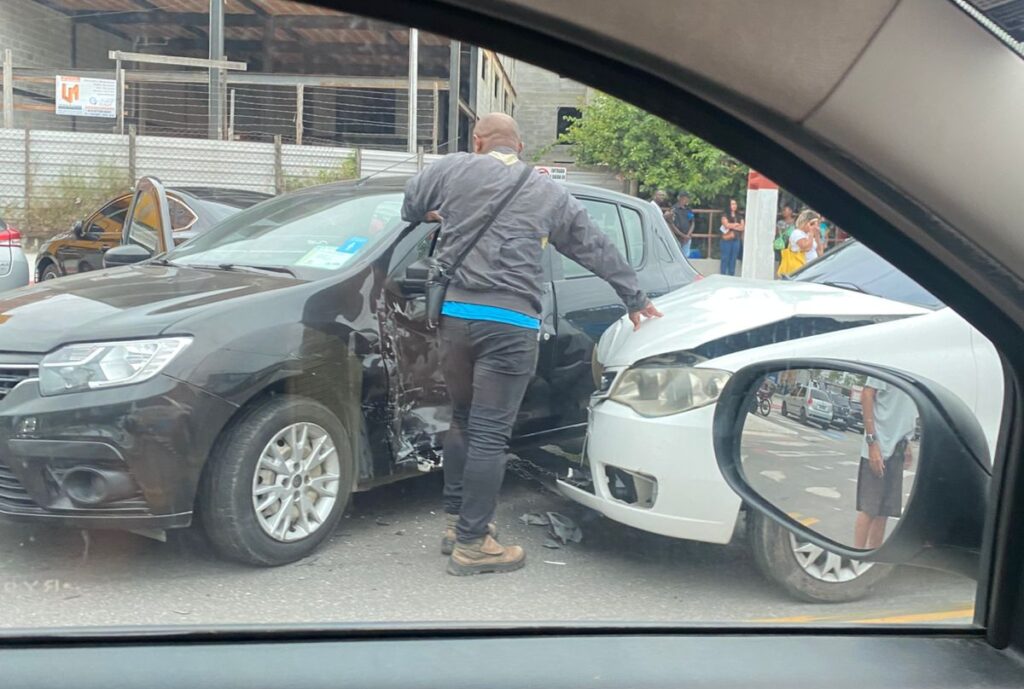 Maricá: Idoso de 85 anos fica ferido em acidente entre dois carros no Flamengo