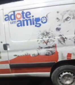 Denúncia: Carro da proteção animal é cercado por moradores após suspeita de abandono de animais