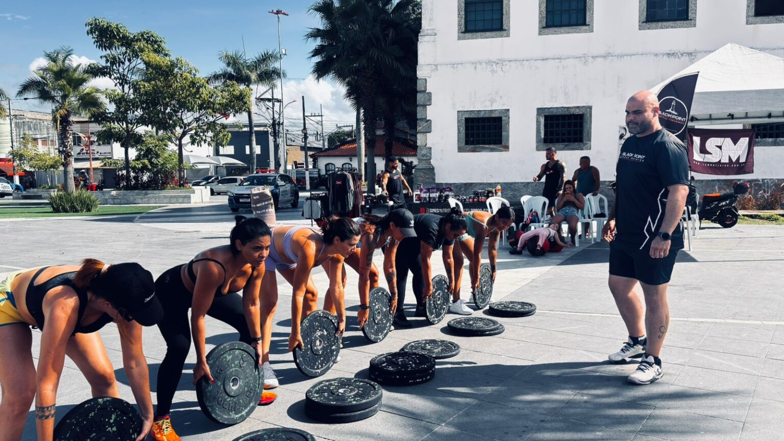 Treino ao ar livre movimenta a Praça de Maricá na manhã deste sábado