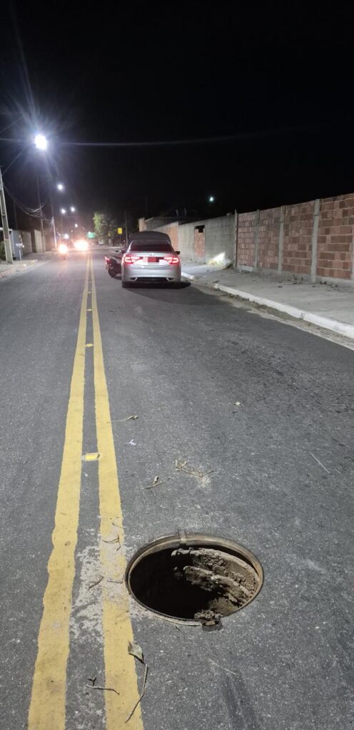 Bueiro aberto provoca acidente e danos a veículo em Itaipuaçu