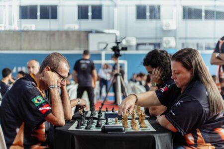Primeira edição de campeonato de xadrez reúne participantes no Centro de Maricá