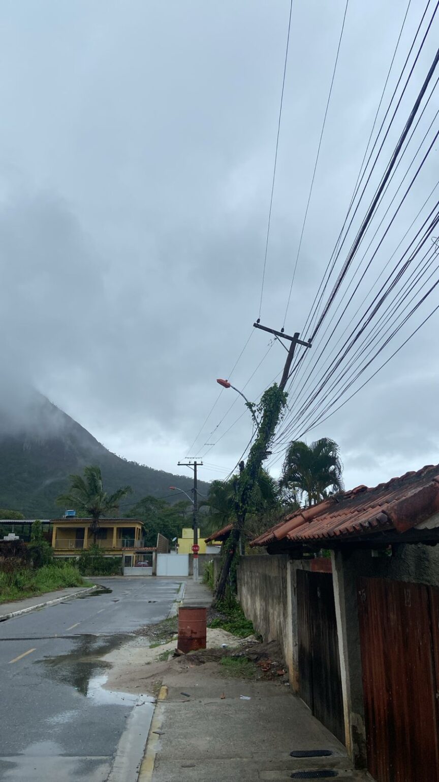 Maricá: Poste com risco de queda preucupa moradores em Chacaras de Inoã