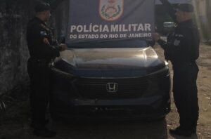 Carro roubado é recuperado pela PM em posto de Itaboraí