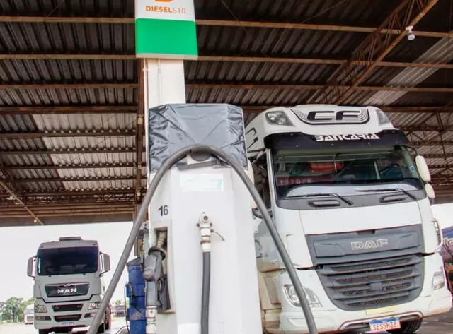 Governo lança pacote com subsídios e incentivos para conter alta dos combustíveis