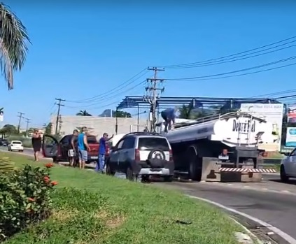 Maricá: Veículo pega fogo e carro-pipa apaga o incêndio antes dos bombeiros na RJ-106