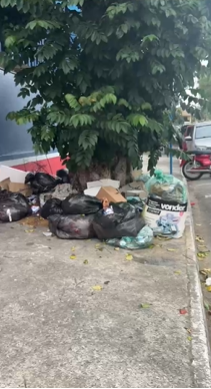 Moradores denunciam acúmulo de lixo e risco para pedestres em rua no Centro de Maricá