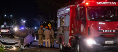 Suspeita de racha termina em acidente com capotamento na RJ-106, em Inoã