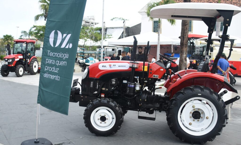Exposição de tratores chama atenção no Centro da cidade durante comemorações dos 212 anos de Maricá