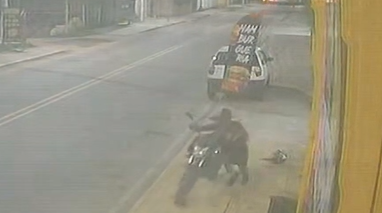 Moto de entregador é furtada durante expediente em frente a lanchonete que ele trabalha em Maricá
