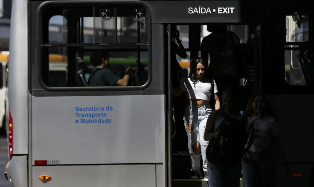 Ônibus do Rio deixarão de aceitar dinheiro a partir do dia 30; teste começou neste domingo