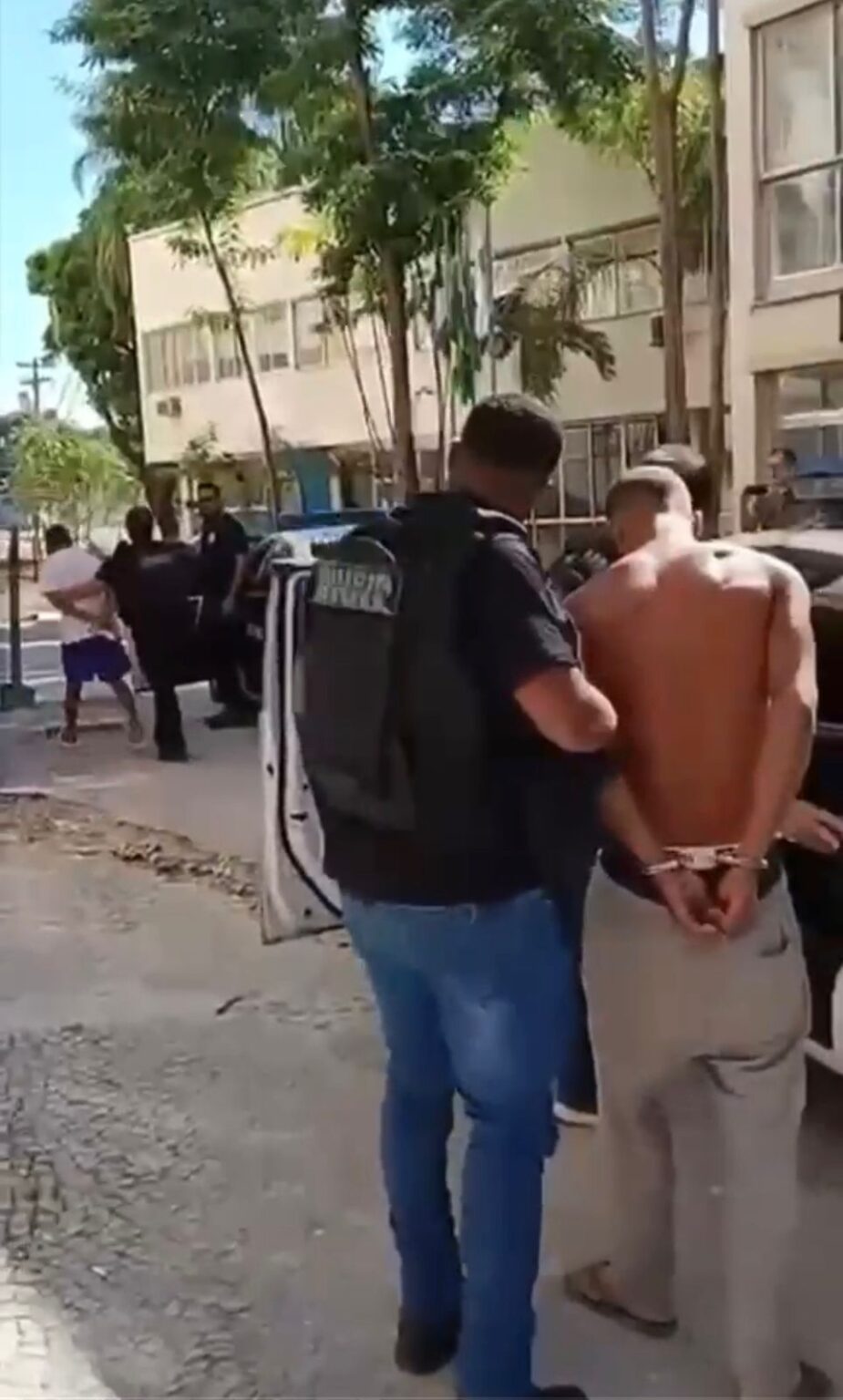 Dois homens são presos por suspeita de envolvimento em homicídio em Itaipuaçu