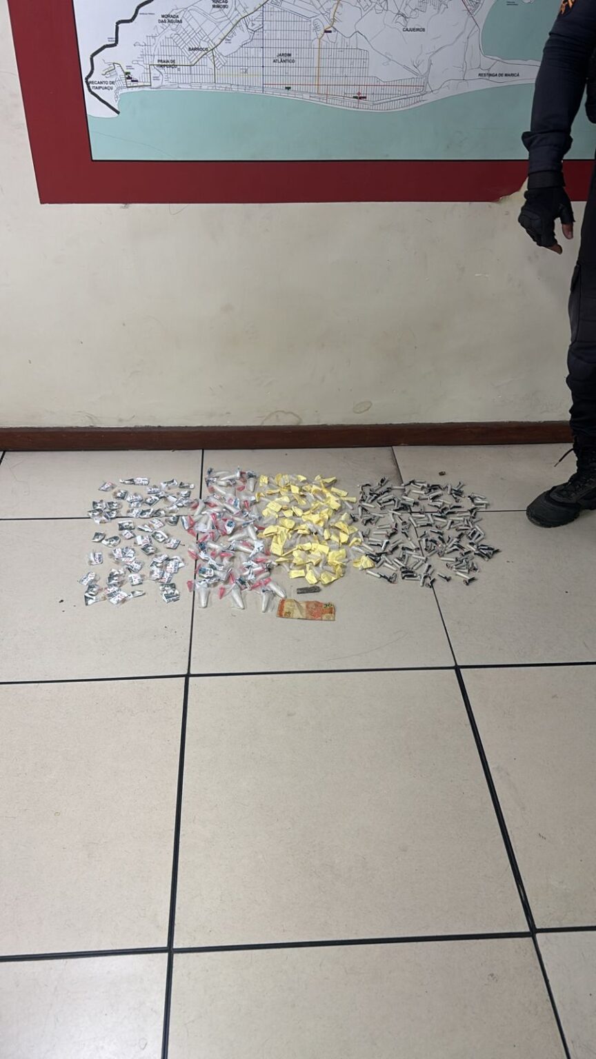 Ação da PM termina com cinco suspeitos detidos com drogas em itaipuaçu