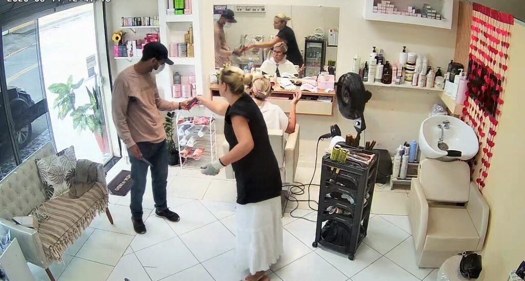 Maricá: Homem armado invade salão, faz mulheres reféns e foge com carro de vitima em São José do Imbassaí
