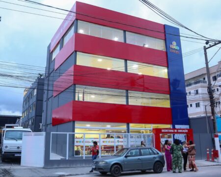 Servidor da rede municipal é afastado após denúncia de ∆bvso em escola de Maricá