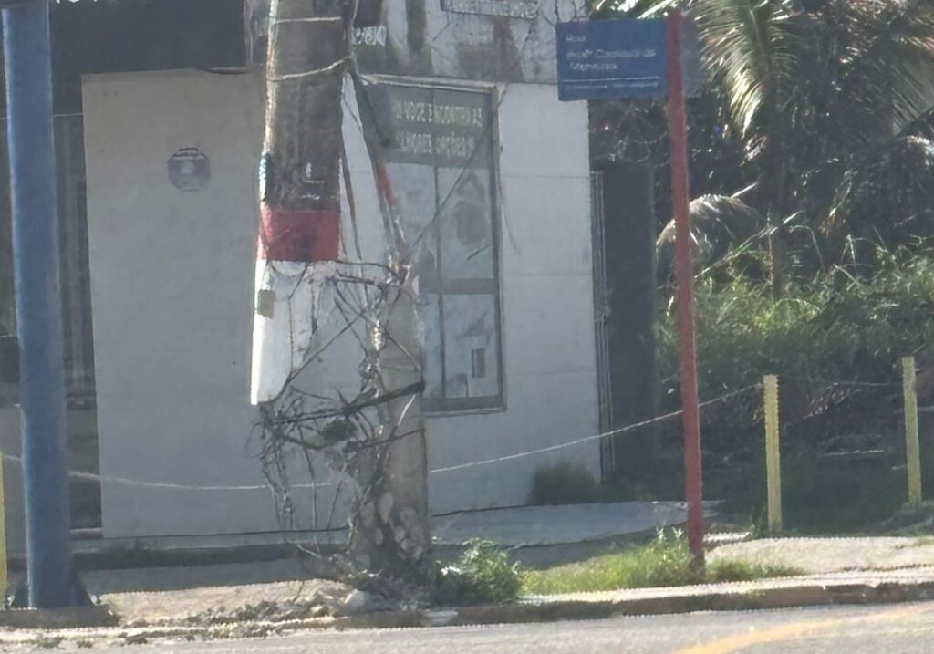 Maricá: Poste prestes a cair preocupa moradores e motoristas na Avenida 2, em Itaipuaçu