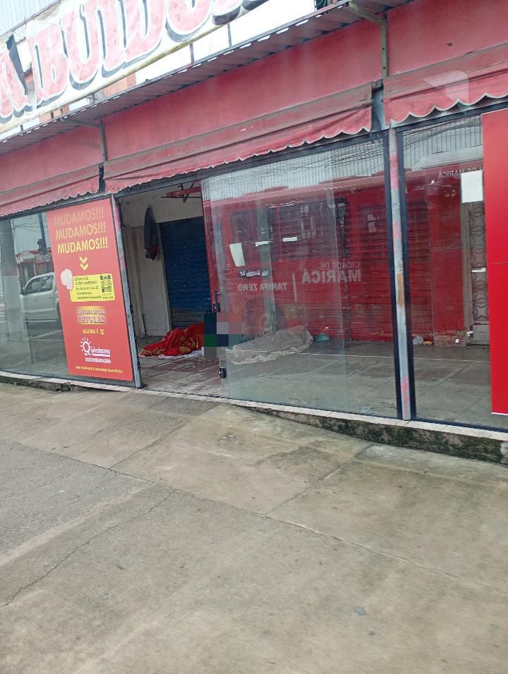 Moradores relatam aumento de pessoas em situação de rua em frente a mercado no Centro de Maricá