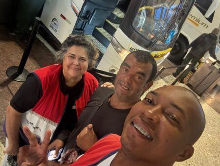 Prefeitura de Maricá auxilia homem em situação de rua a reencontrar família em Alagoas