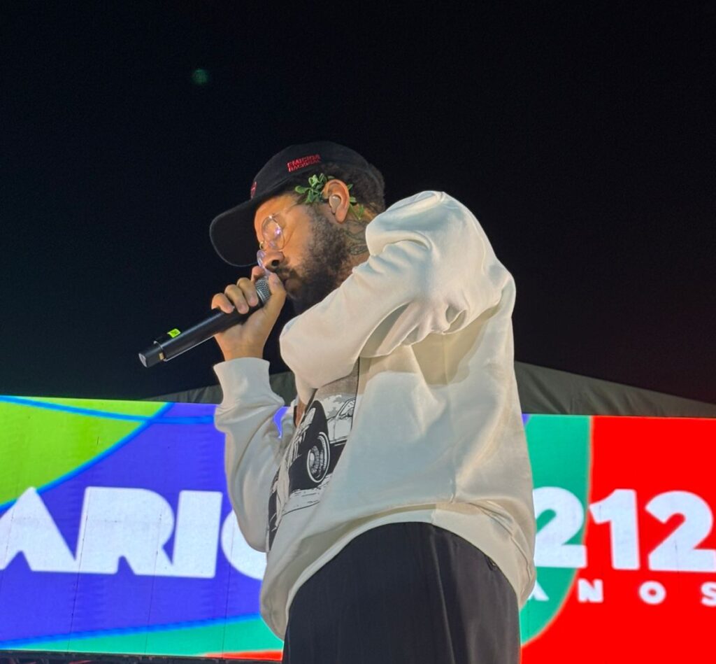 Emicida faz show histórico em Maricá e celebra música brasileira