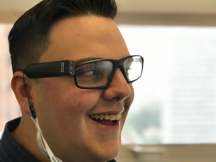 Maricá investe em inclusão e adquire 100 óculos com inteligência artificial para pessoas com deficiência visual