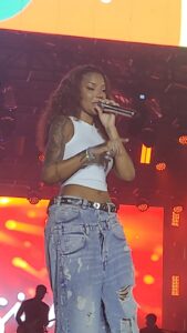 Ludmilla reúne multidão em show pelos 212 anos de Maricá e elogia projetos da cidade