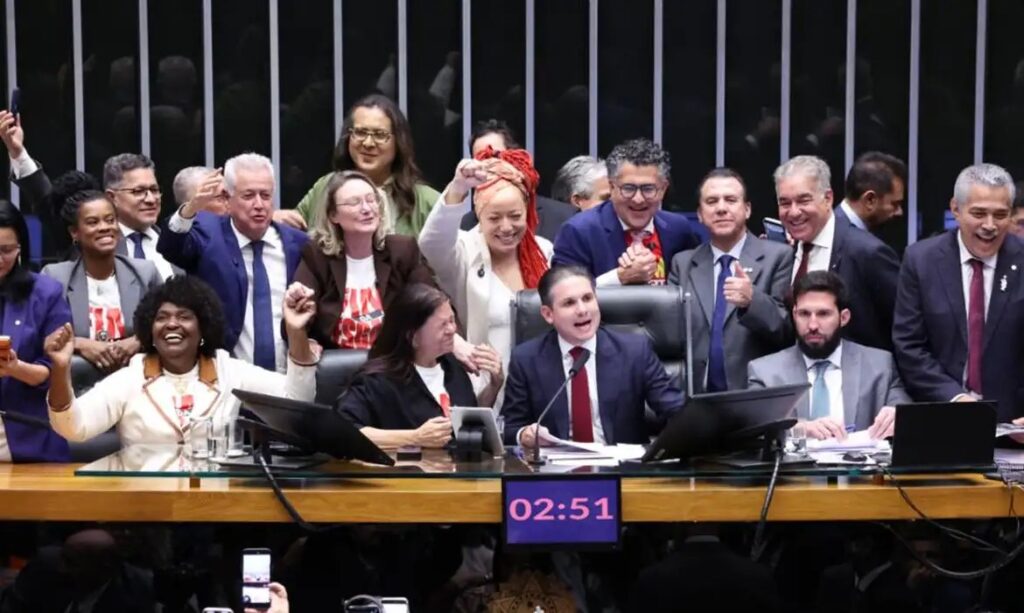 Câmara aprova PEC pelo fim da escala 6×1 e proposta segue para o Senado