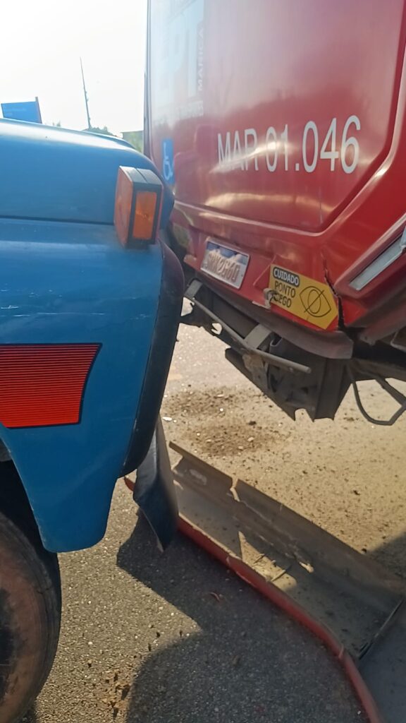 Caminhão bate em ônibus Vermelhinho e motorista foge após acidente em Maricá