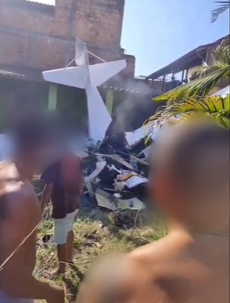 Avião monomotor cai sobre casa em Nova Iguaçu e piloto morre