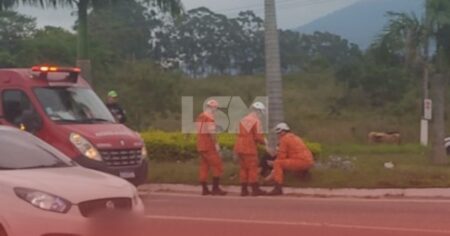 Mulher fica ferida após queda de moto na RJ-106, em Maricá