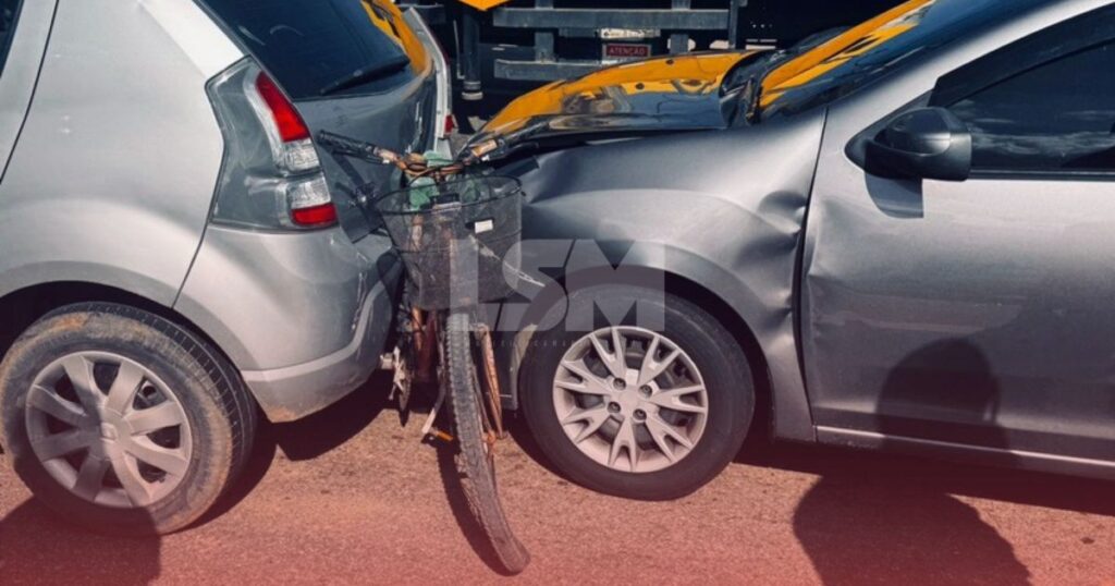 Maricá: Idoso escapa de ferimentos após bicicleta ser atingida e ficar prensada entre carros em acidente na RJ-106