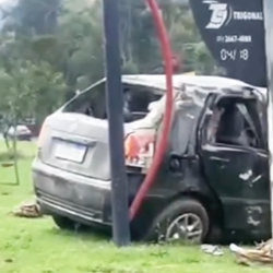 Carro desgovernado capota na RJ-106 e deixa dois feridos na manhã deste domingo em Inoã