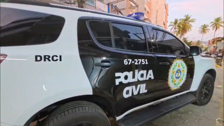 Homem é detido pela policia após ser confundido com irmão gêmeo foragido em Maricá