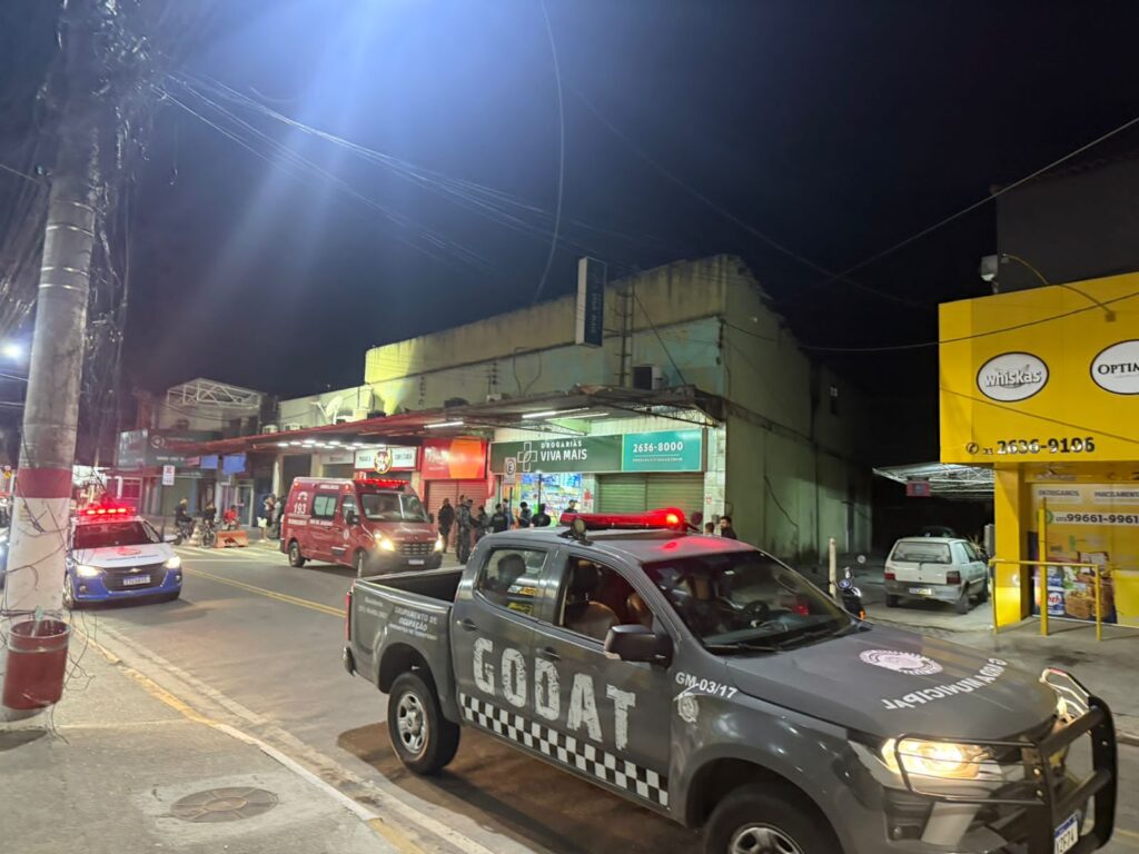 Maricá: Homem armado invade farmácias e acaba agredido por populares no bairro de São José