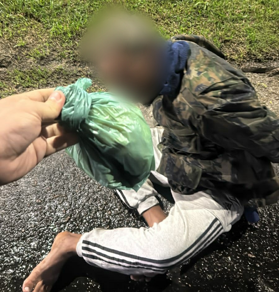Maricá: Poze do Mutirão é capturado com carga de drogas após tentar fugir do PATAMO em São José do Imbassaí