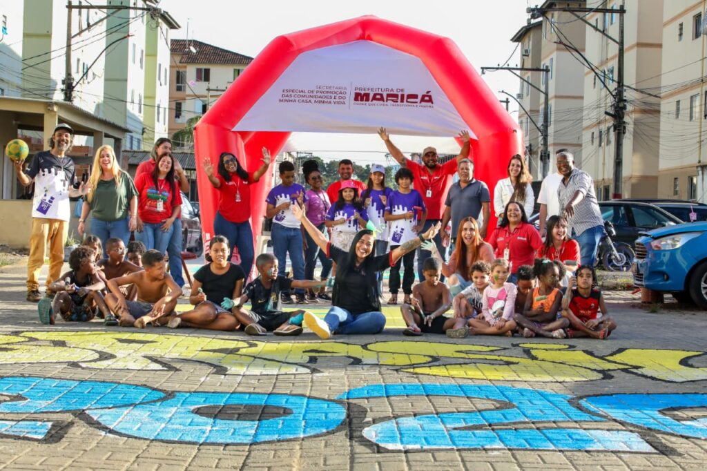 Copa do Mundo: Crianças e adolescentes resgatam tradição das pinturas de rua em ação no Minha Casa, Minha Vida de Inoã