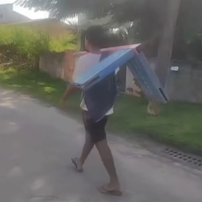 Itaipuaçu: Homem é flagrado furtando placa da Prefeitura no Jardim Atlântico