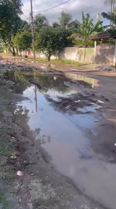Vazamento de água causa lama, buracos e afundamento de rua em Itaipuaçu