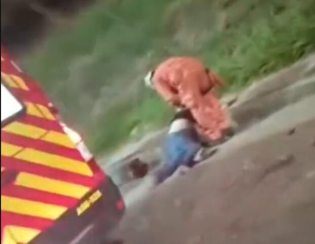 Homem morr€ enquanto pilotava moto na RJ-104, em São Gonçalo