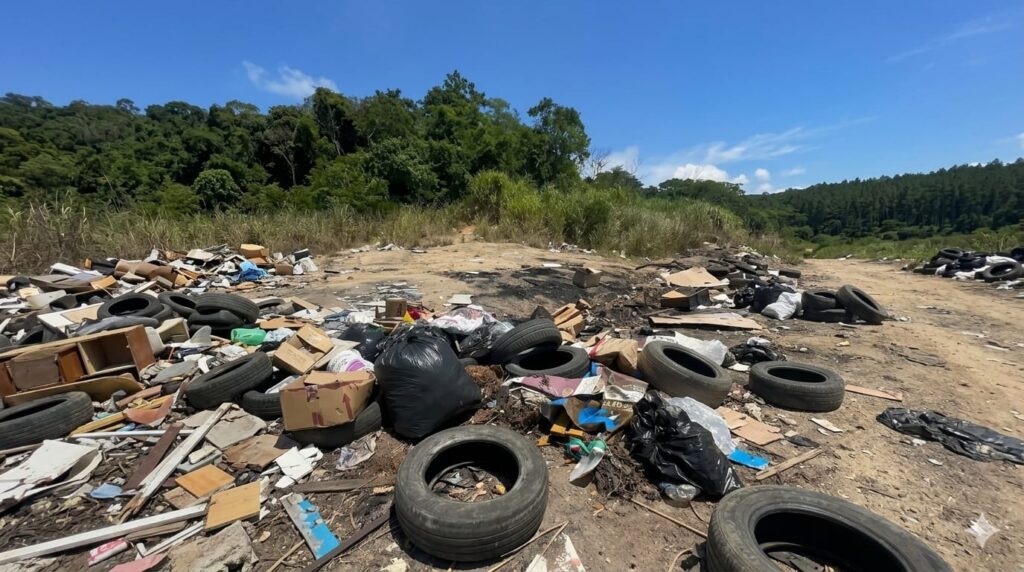 Prefeitura de Maricá notifica proprietários por falta de limpeza de terrenos em diversos bairros