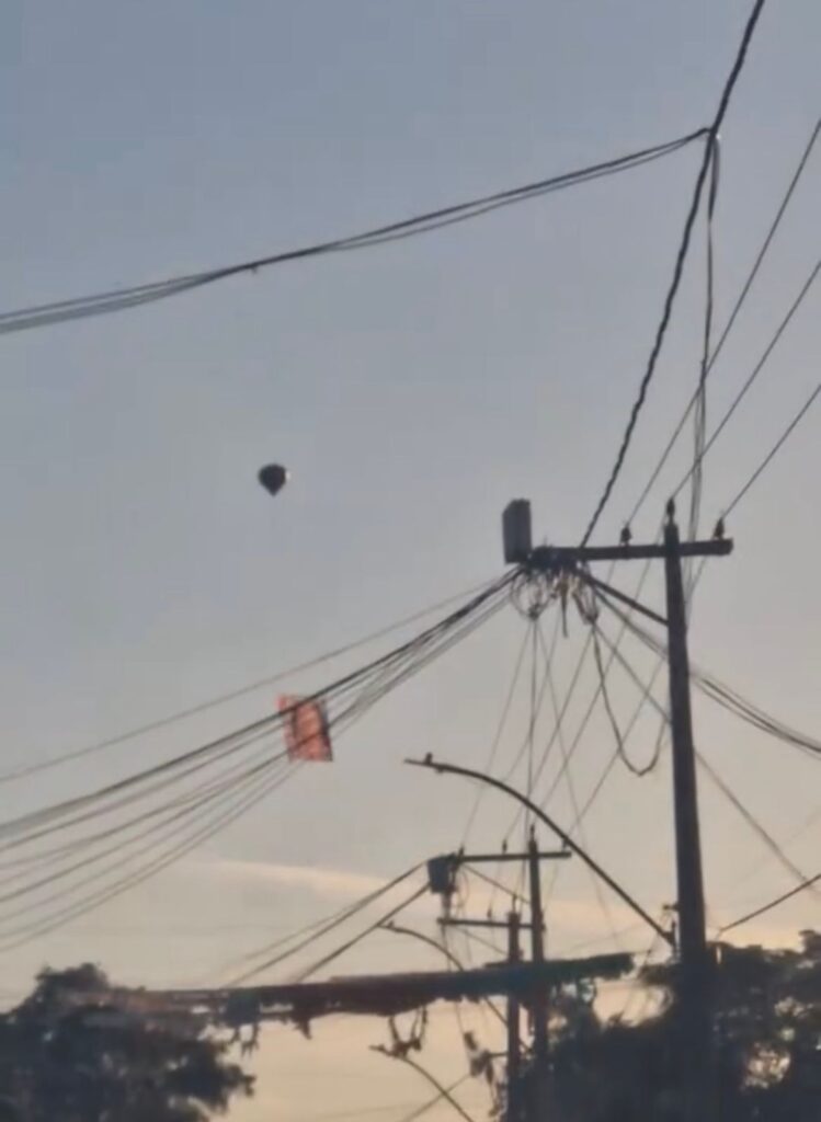 Morador flagra balão caindo na manhã deste sábado em Itaipuaçu