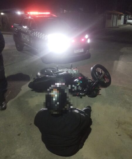 Motociclista é flagrado fazendo grau em rodovia e acaba detido em Saquarema
