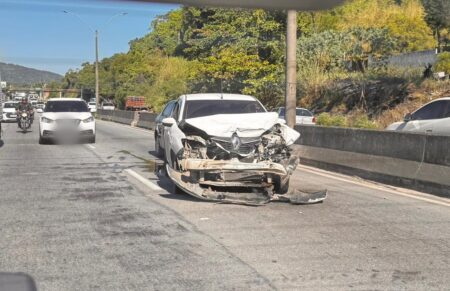RJ-106: Colisão envolvendo três veículos deixa trânsito lento no Rio do Ouro, em São Gonçalo