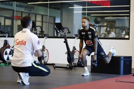 Neymar apresenta evolução em recuperação, mas segue fora dos treinos da Seleção